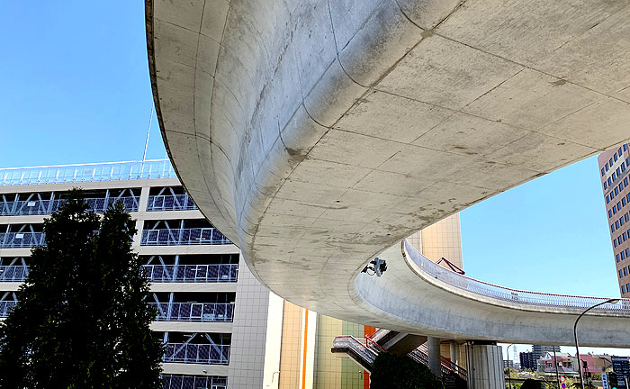 南大沢輪舞歩道橋