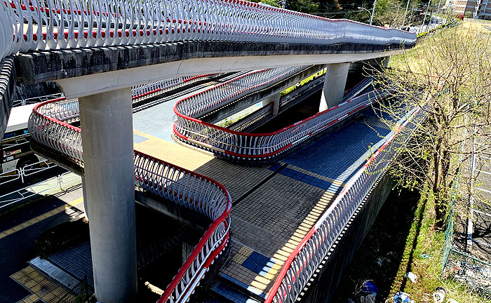 南大沢輪舞歩道橋