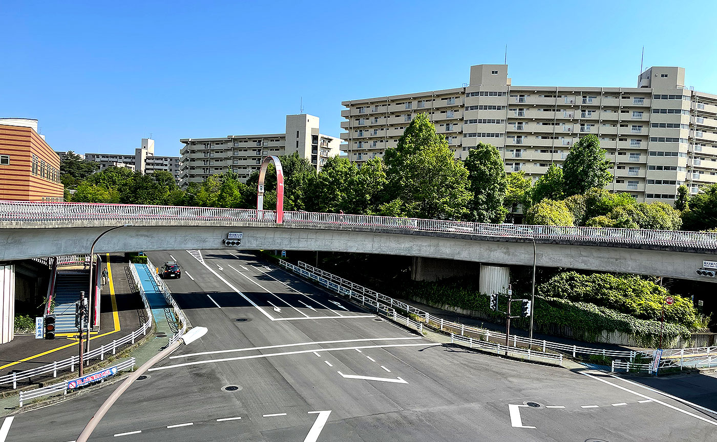 南大沢輪舞歩道橋