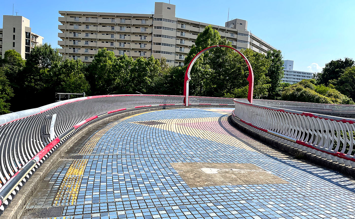 南大沢輪舞歩道橋