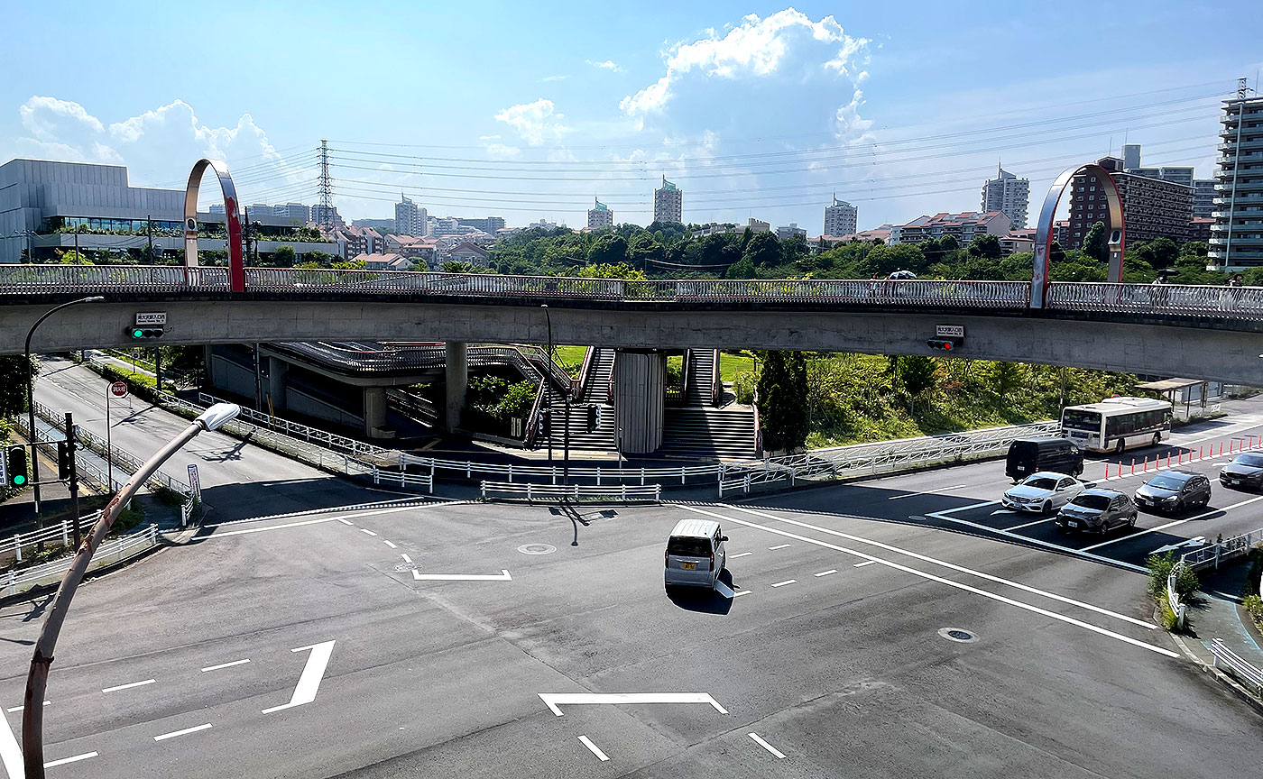 南大沢輪舞歩道橋