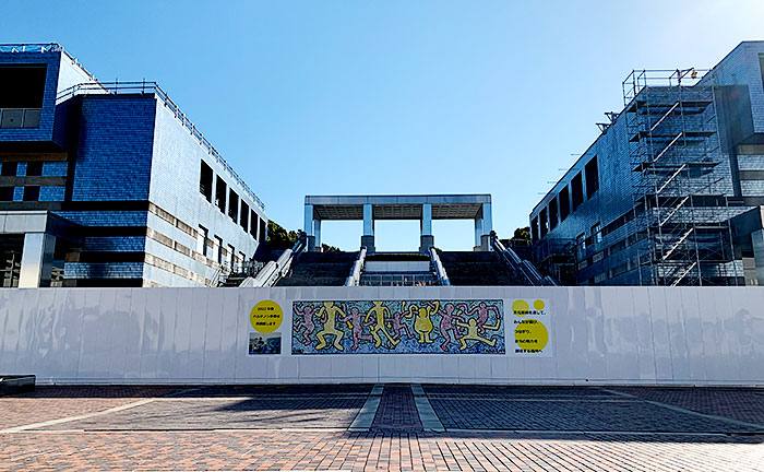 パルテノン多摩、工事中はキース・ヘリングを