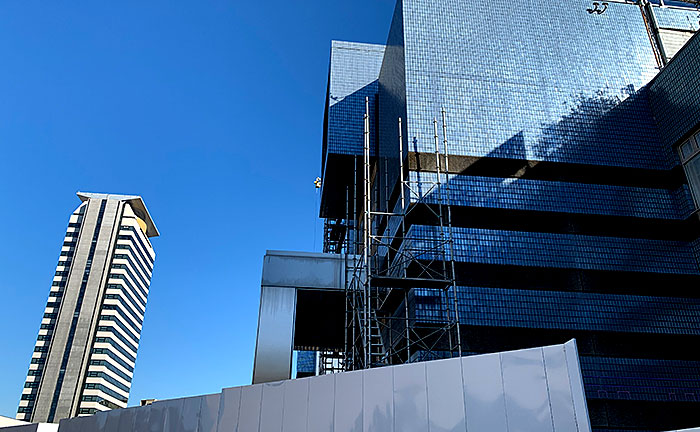 パルテノン多摩、工事中はキース・ヘリングを